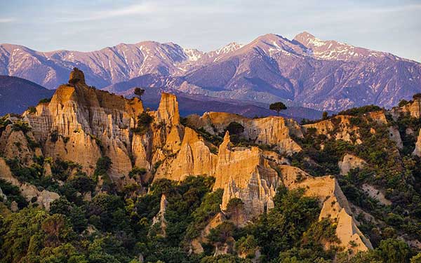 GR®10 - Ilet-sur-Tet, les orgues et le massif du Canigou. Crédit : BARRERE Jean-Marc / HEMIS