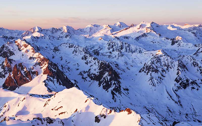 GR® 10 - Grande traversée des Pyrénées ; Le sommet du Pic du Midi de Bigorre © Jean-Marc BARRERE / HEMIS