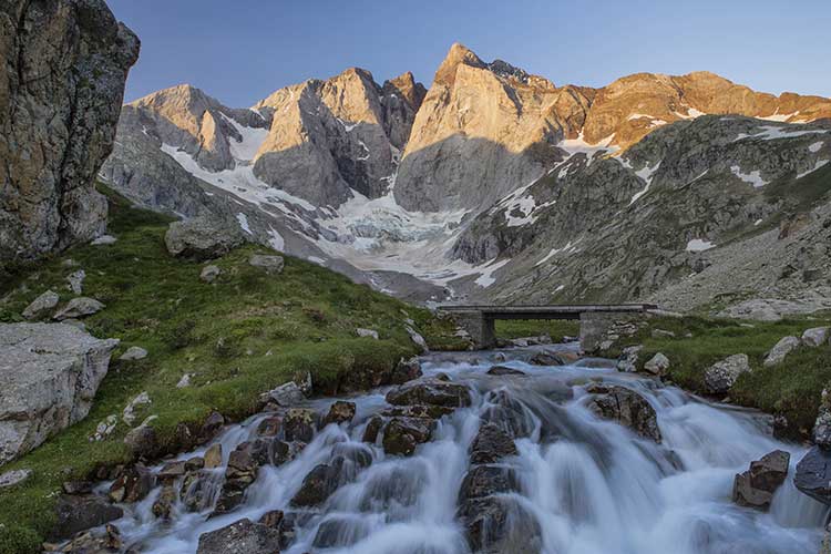 Hautes-Pyrénées, Parc National des Pyrénées, vallée de Gaube, premiers rayons de soleil sur le versant nord du massif du Vignemale (3298 m). Crédit : Barrere Jean-Marc / hemis.fr