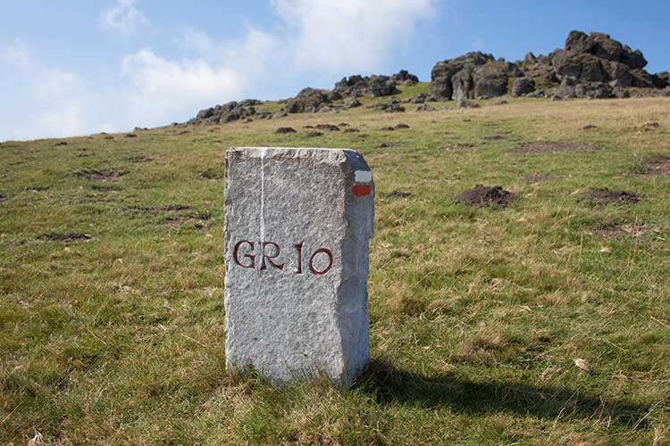 Pyrénées-Atlantiques (64), Saint-Jean-Pied-de-Port, borne du chemin GR10 vers le sommet d'Occabe 1456 m. Crédit : AZAM Jean-Paul / hemis.fr