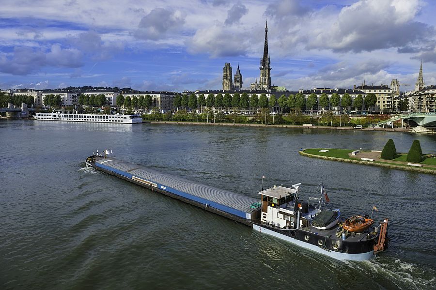 France, Seine-Maritime (76), Rouen, quartier Ile Lacroix, bateau céréalier vue du Pont Pierre Corneille. Crédit : Stéphane LEMAIRE / HEMIS