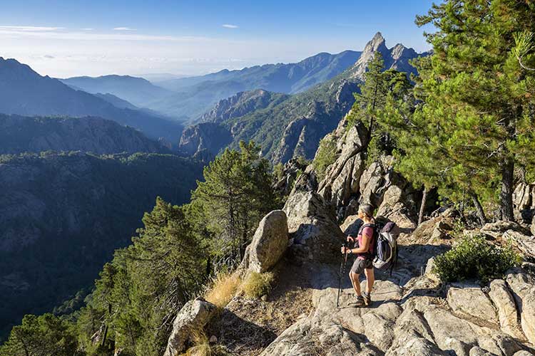  Haute-Corse, variante de l'étape entre le refuge de Prati et le refuge d'E Capannelle passant par le Mont Renoso, le lac Bastani (2092 m) au pied du Mont Renoso (2352 m). Crédit : Guiziou Franck / hemis.fr