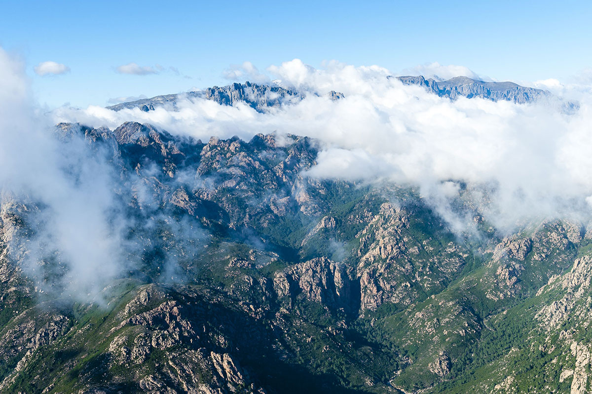 Le sentier GR 20, À travers la Montagne corse Le sentier GR 20, À travers la Montagne corse
