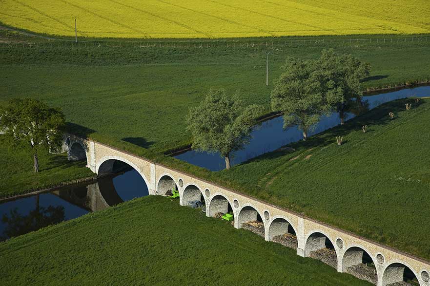 France, Eure-et-Loir (28), Montreuil, Aqueduc de l'Avre, franchissement de l'Eure par un pont-aqueduc (vue aérienne). © Francis CORMON / HEMIS