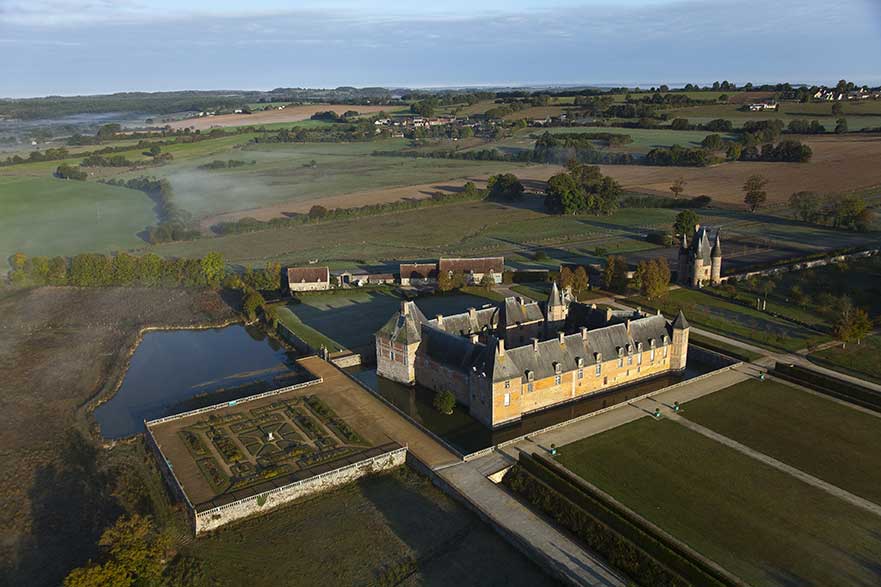 France, Orne (61), Parc naturel régional Normandie-Maine, château de Carrouges (vue aérienne). © Francis CORMON / HEMIS