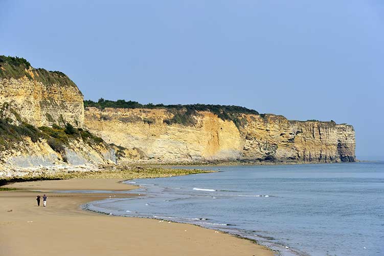 GR® 223, tour du Cotentin. Omaha Beach avec la Pointe du Hoc en arrière-plan. Crédit : Mattes René / hemis.fr