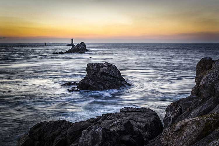 Finistère, Cap Sizun, la Pointe du Raz, le phare de la Vieille à la tombée du jour. Crédit : Stichelbaut Benoit / hemis.fr