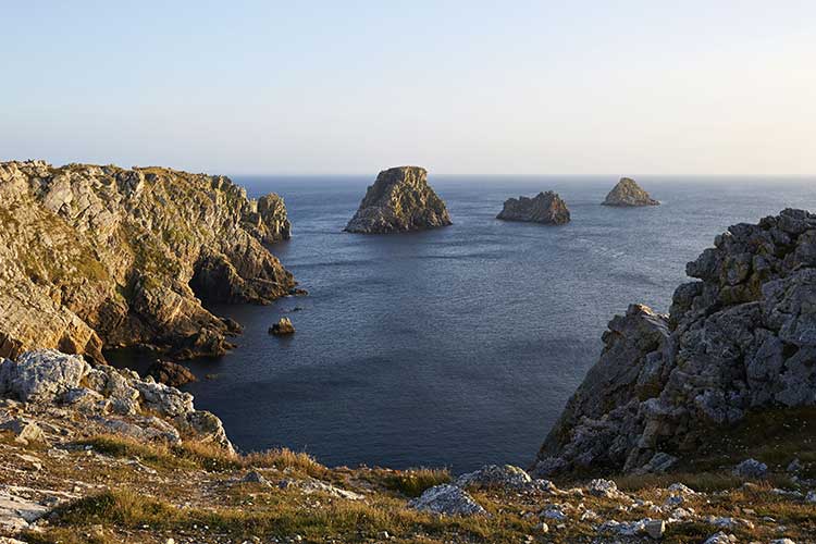 Finistère, Presqu'ile de Crozon, Pointe de Pen-Hir, Rochers Les Tas de Pois. Crédit : Stichelbaut Benoit / hemis.fr