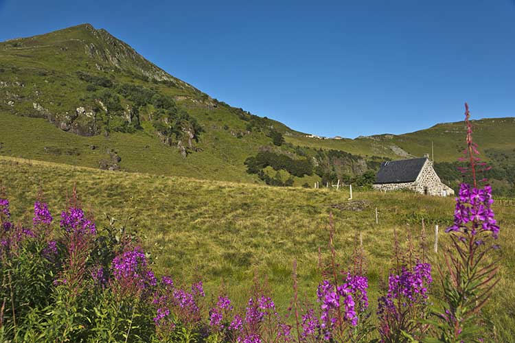 GR® 400, tour des volcans du cantal. PNR des Volcans, massif du Puy Mary (1787 m), pâturages et gite d'étape d'Eylac. Crédit : Sudres Jean-Daniel / hemis.fr