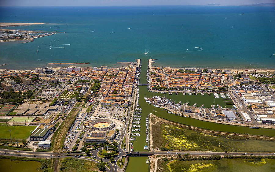Vue aérienne du port de Grau-du-Roi Crédit : imageBROKER / hemis.fr