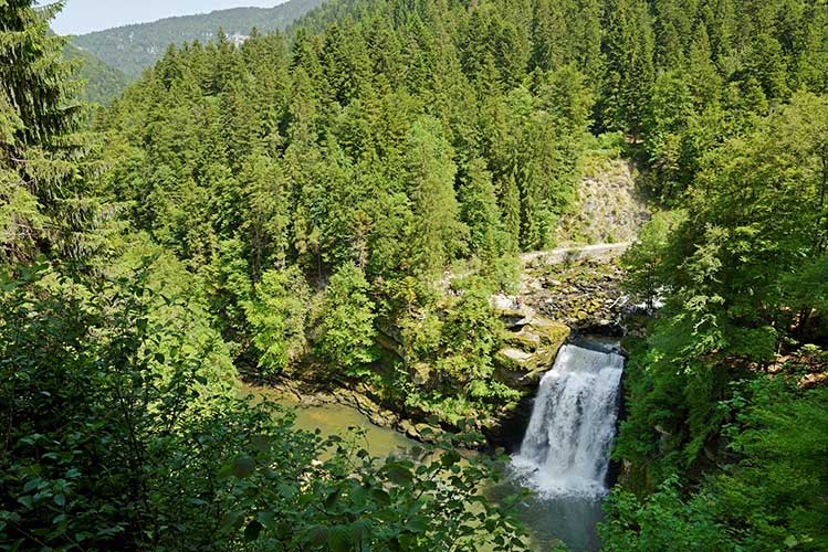 GR®5, Grande traversée du Jura, Doubs,chute du Saut du Doubs. Crédit : Delfino Frédérique/ hemis.fr 