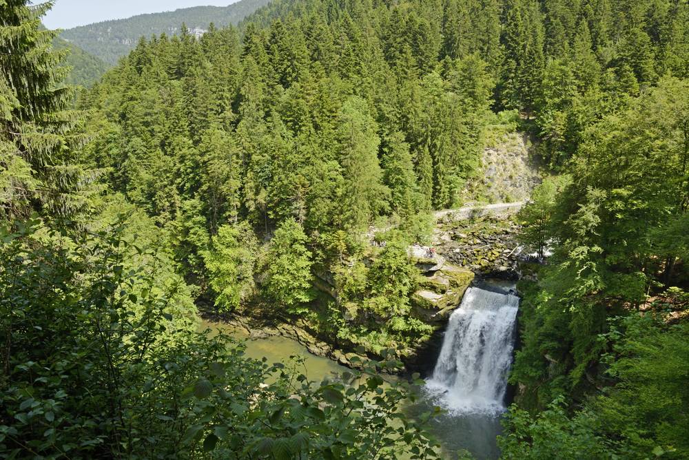 Les Gorges du Doubs : étape du GR 509 - Grande Traversée du Jura - MonGR - Crédit : Hemis - Dominique Delfino