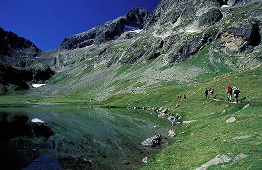 Isère, randonnée au lac de la Muzelle dans le PNR des Ecrins. Crédit : Guiziou Franck / hemis.fr