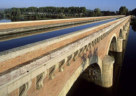 Tarn-et-Garonne, Moissac, le pont-canal traversant le Tarn. Crédit : Gardel Bertrand / hemis.fr