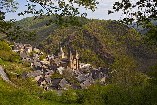 Aveyron, Conques, labellisé Les Plus Beaux Villages de France, église abbatiale Sainte-Foy du XI et XIIe siècle, classé Patrimoine Mondial de l'UNESCO, chef-d'oeuvre de l'art roman. Crédit : Barrere Jean-Marc / hemis.fr