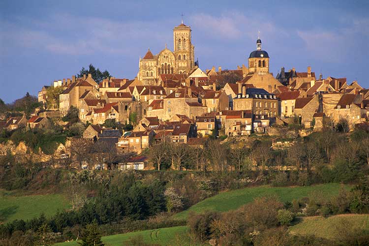 GR® 654, sentier vers Saint-Jacques de Compostelle. Yonne, colline de Vézelay classée Patrimoine Mondial de l'UNESCO. Crédit : Boisvieux Christophe / hemis.fr