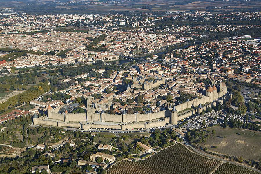 France, Aude (11), Carcassonne, cité médiévale classée Patrimoine Mondial de l'UNESCO, Porte d'Aude (vue aérienne) Crédit : COLIN Matthieu / hemis.fr