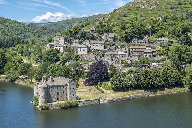 Pourcharesses, Causses et les Cévennes, paysage culturel de l'agro-pastoralisme méditerranéen, classés Patrimoine Mondial de l'UNESCO, parc national des Cévennes, classé Réserve Biosphère par l'UNESCO, lac de Villefort, village et château de Castanet du XVIe siècle. Crédit : Christian GUY / HEMIS 3305406