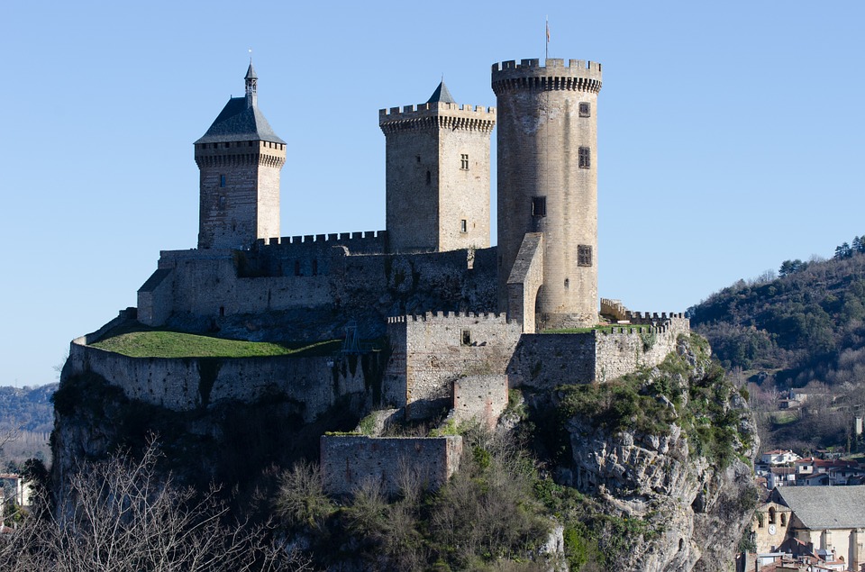 GR® 107, Le Chemin des Bonshommes - De Foix à la frontière espagnole GR® 107, Le Chemin des Bonshommes - De Foix à la frontière espagnole