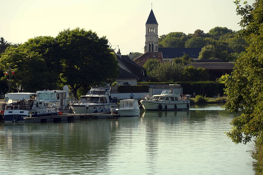 GR® 654, en suivant le canal de l'Aisne et le canal latéral à la Marne