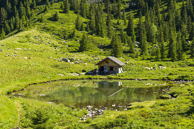 France, Isère (38), La Ferrière, Le chalet Hippolyte Chassande-Baroz et le Lac du Léat / MARTELET Christian / hemis.fr