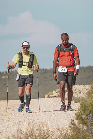 Marcheurs sur la Grande Traversée de l'Etang de Berre