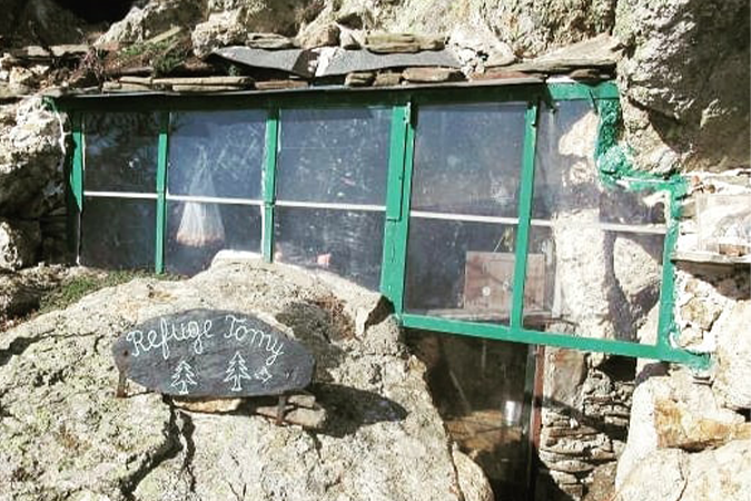 Refuge Tomy dans les Pyrénées sur le GR10 / @unecabaneparjour