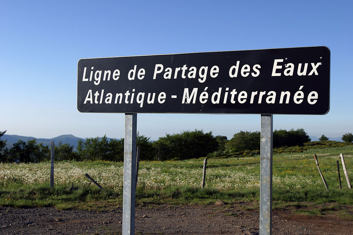 Ligne de partage des eaux au col de Préanlet (Ardèche), PNR des Monts d’Ardèche. Crédit : Guy Christian / hemis.fr