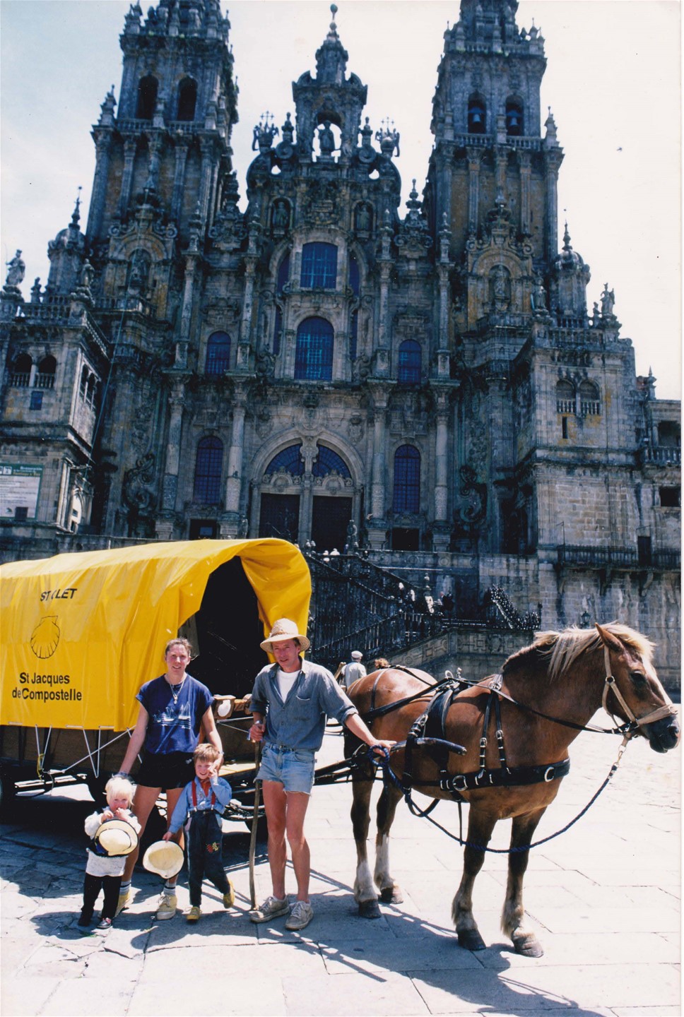 Milan, sa femme et ses deux enfants, lors de leur arrivée à Saint-Jacques-de-Compostelle en 1998.