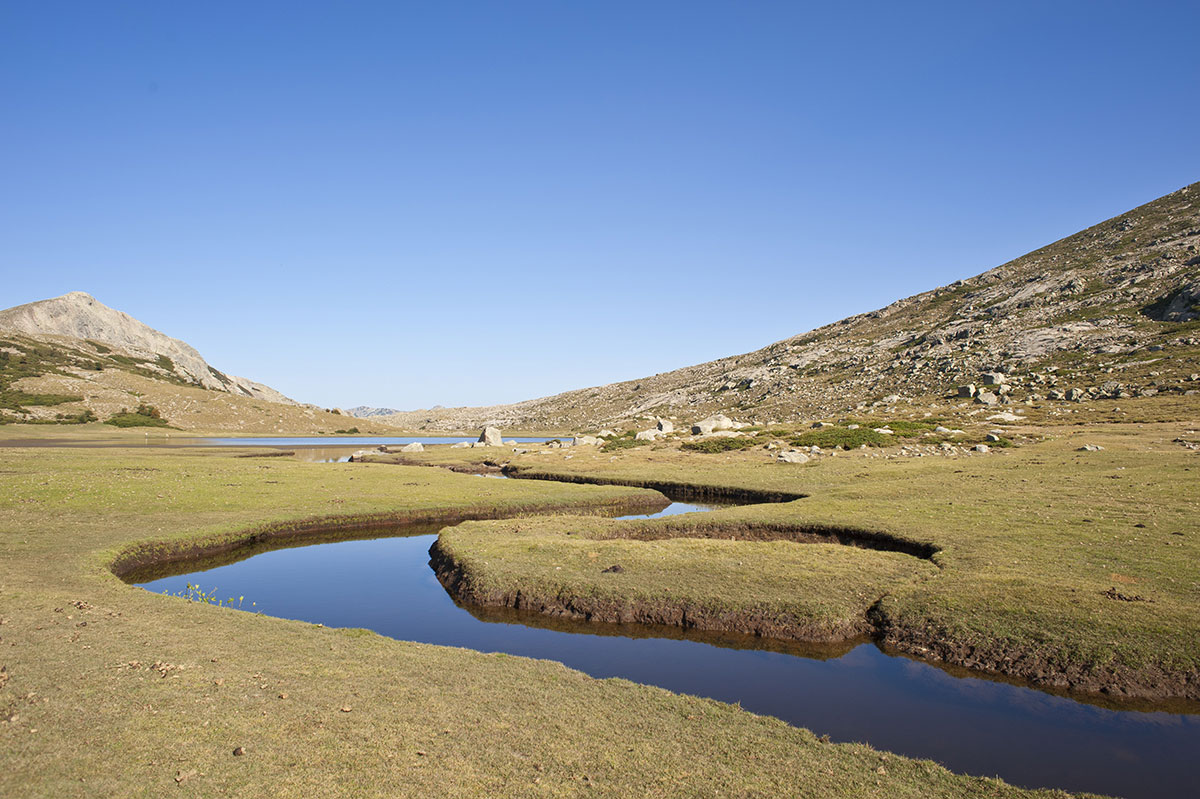 Le lac Nino et ses pozzines. Crédit : Guiziou Franck / hemis.fr