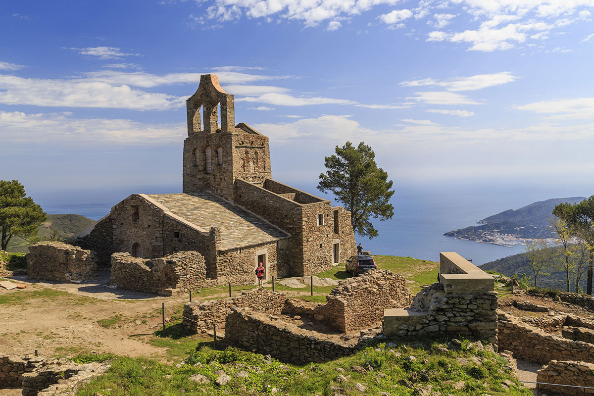 Costa Brava, El Port de la Selva, église de Santa Elena à côté du monastère de Sant Pere de Rodes. Crédit : Lenain Hervé / hemis.fr