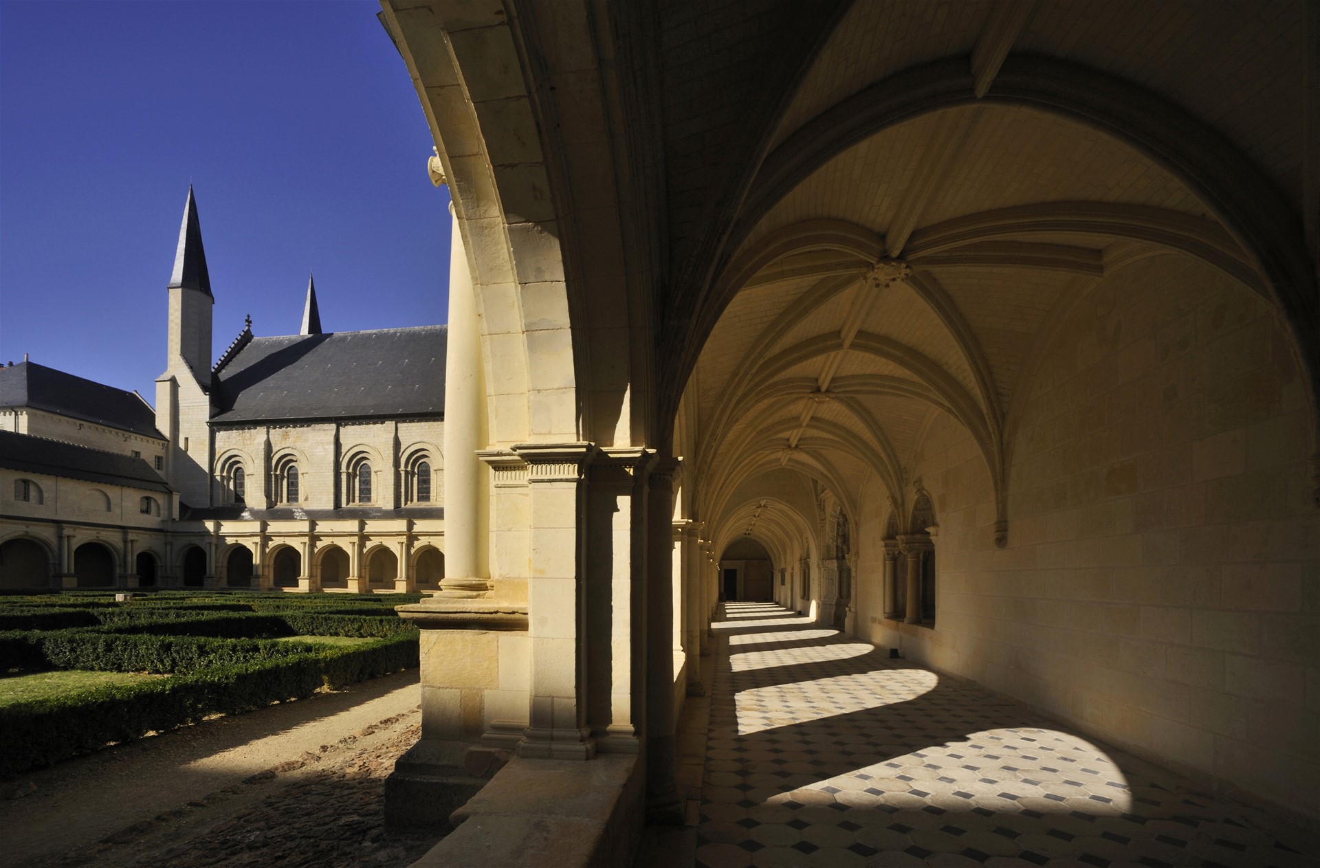 MonGR - GR3 : abbaye de Fontevraud, XIIe-XVIIe siècle, cloître. Crédit : Body Philippe - Hemis.fr