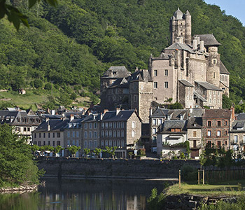 MonGR - GR65 - village d’Estaing et son château -  Crédit : Jean-Daniel Sudres - Hemis.fr