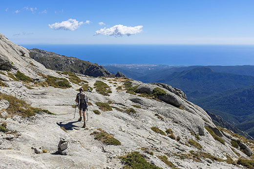 Corse-du-Sud, l'étape entre les bergeries de Bassetta et le refuge d'Usciolu, l'arête A Monda ou arête des Statues. Crédit : Guiziou Franck / hemis.fr