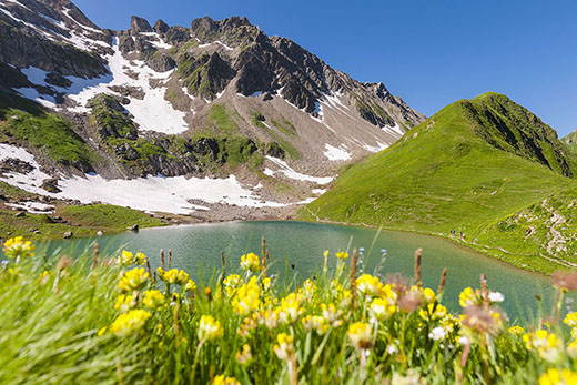 Savoie, Massif du Beaufortain, randonnée au col du Coin et lac d'Amour, le lac d'Amour (2248 m). Crédit : Guiziou Franck / hemis