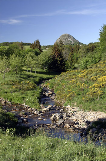 Ardèche (07), la loire à sa source et le Mont-Gerbier-de-Jonc, parc naturel des Monts d'Ardèche. Crédit : GUY Christian / hemis.fr