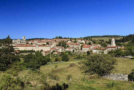 Haute-Loire, Pradelles, labellisé Les Plus Beaux Villages de France, à gauche l'église et à droite la chapelle Notre-Dame de Pradelles. Crédit : Lenain Hervé