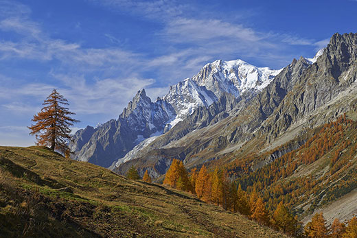 Italie, Val d'Aoste, Courmayeur, Val Ferret en automne et sommet du Mont-Blanc (4810 m). Crédit : Hagenmuller Jean-François